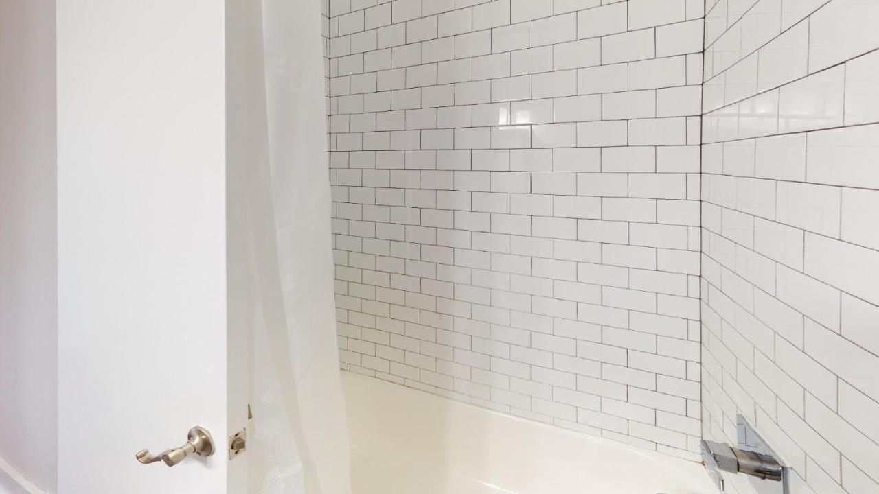 Avenue B846 2br, With A Pool, Gym, Parking * Philadelphia